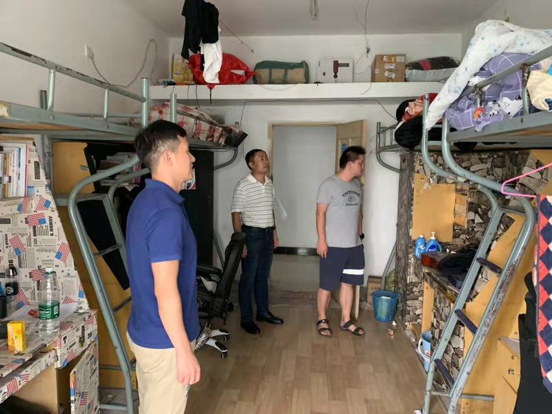 图一党委常务副书记夏方智带队对学生宿舍准备情况,消防,治安,综治